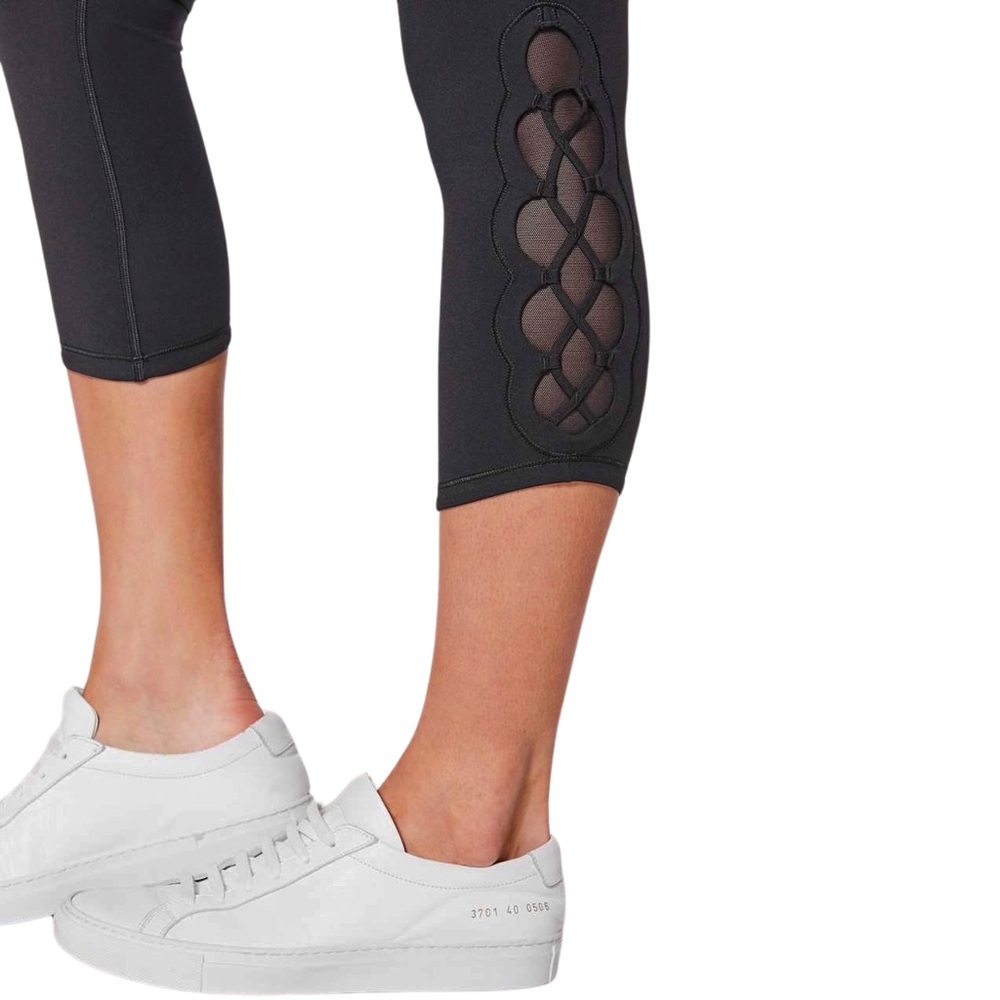 LULULEMON Tied To It Crop 21"‎ in Black - Picture 2 of 7